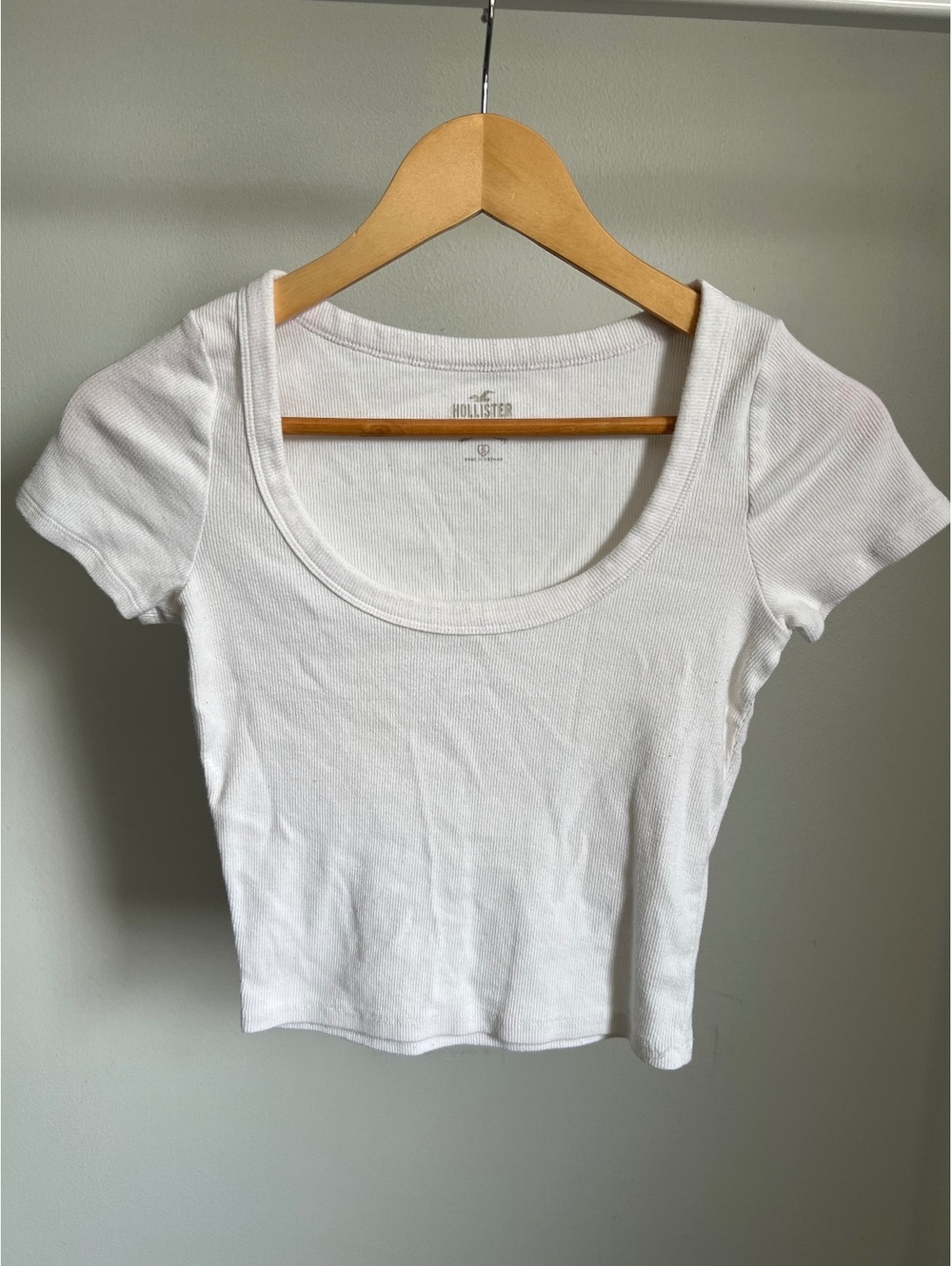 Hollister Women’s Small White Ribbed Scoop Neck Baby Tee Crop Top